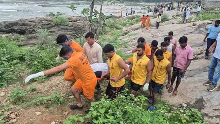 दर्दनाक हादसा: बेड़च नदी में बहे दो युवकों की मिली लाश, एक की पहचान बाकी