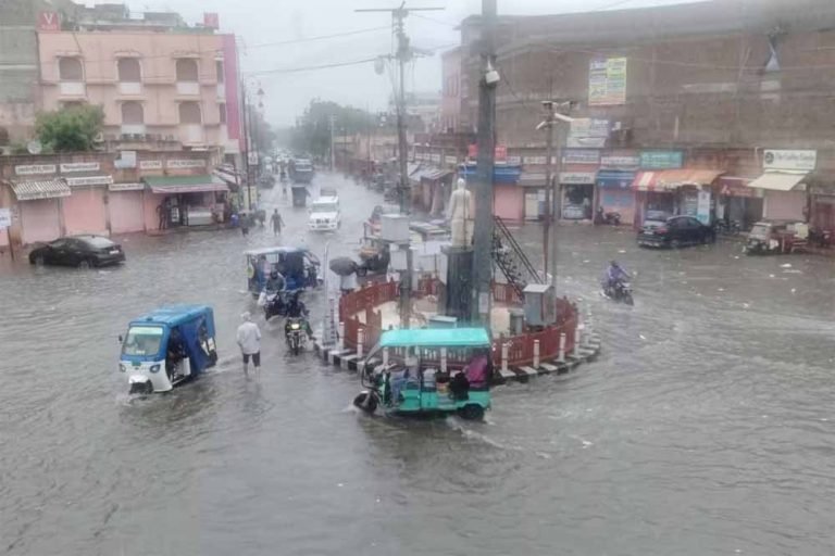 बारिश का कहर: जयपुर में जलभराव से यातायात ठप, हर ओर जाम ही जाम