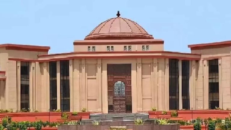 कलेक्टर को झटका: हाईकोर्ट ने बीईओ का निलंबन आदेश किया निरस्त