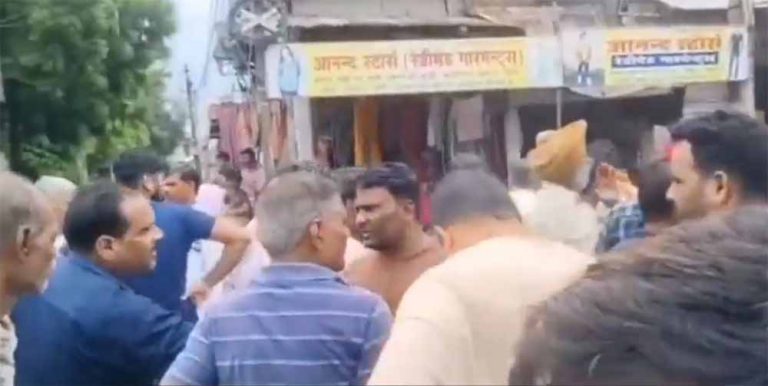 हादसे में बच्ची की जान गई, गुस्साए ग्रामीणों ने रोकी सड़क — प्रशासन हरकत में आया