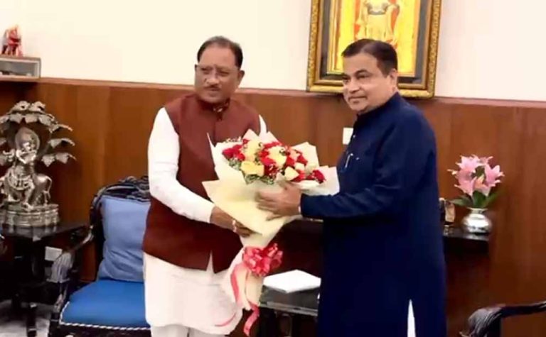 राज्य की सड़कों और विकास योजनाओं को लेकर CM साय ने की नितिन गडकरी से मुलाकात