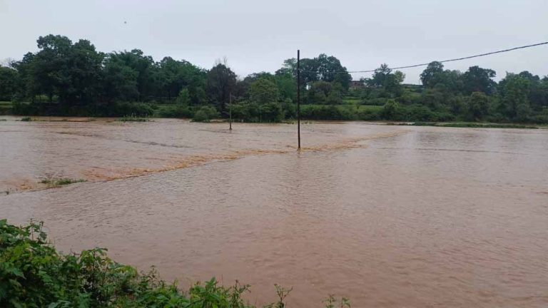 अंबिकापुर में 12 घंटे मूसलाधार बारिश, बांकी नदी में वर्षों बाद बाढ़, धान की खेती प्रभावित