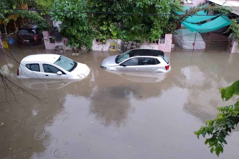 उदयपुर में झमाझम बारिश से सीवरेज सिस्टम बैठा, सड़के बनी नदी