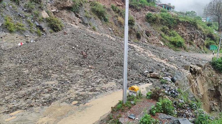 प्रदेश में भारी बारिश , ऋषिकेश-यमुनोत्री हाईवे सहित 67 सड़कें बंद