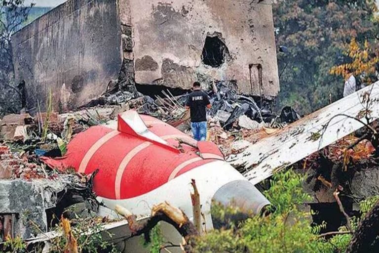 प्लेन हादसे में तकनीकी गड़बड़ी या अमेरिकी साजिश? अहमदाबाद क्रैश की 5 चौंकाने वाली परतें