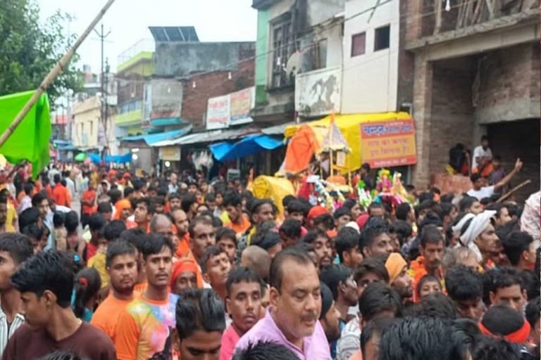 सावन के दूसरे सोमवार को अयोध्या में शिवभक्तों की भीड़ उमड़ी, श्रद्धालुओं ने सरयू में डुबकी लगाकर जलाभिषेक किया