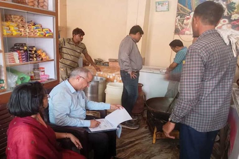 त्योहार पर मिलावट पर सख्ती: जिले में खाद्य सामग्री की जांच को चला विशेष अभियान