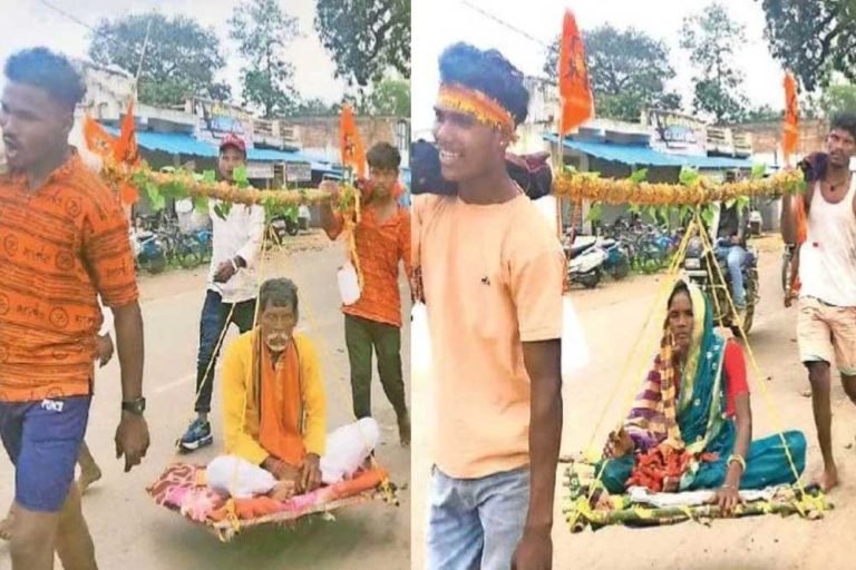 भक्ति और सेवा की मिसाल: बेटे ने खाट पर माता-पिता को बैठाकर कराया कोटेश्वर में जलाभिषेक