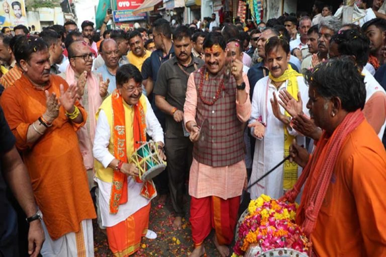 मुख्यमंत्री डॉ. यादव डमरु और झांझ मंजीरे बजाते हुए पूरे सवारी मार्ग पर चले पैदल