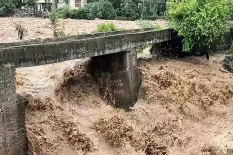 जम्मू-कश्मीर: भारी बारिश के बाद जम्मू-पुंछ हाईवे पर लैंडस्लाइड, ट्रैफिक पर पड़ा असर
