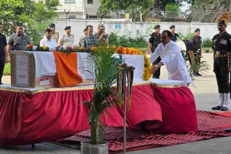 लेह में शहीद हरिओम को अंतिम सलामी, 4 हजार गाड़ियों के साथ दी गई वीर सपूत को विदाई