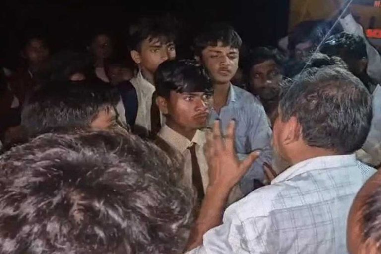 न्याय की मांग में 30 किलोमीटर पैदल चले छात्र, कलेक्टर के हस्तक्षेप से प्राचार्य पर गिरी गाज