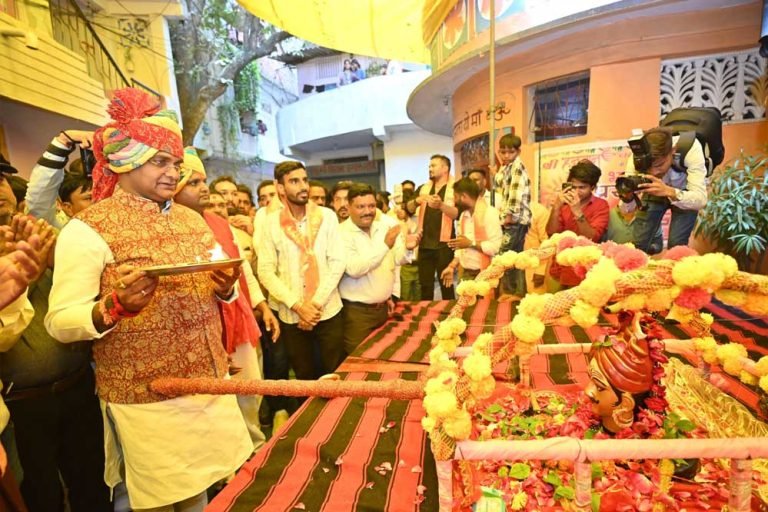 नरेला में गूंजा ‘हर हर महादेव’, श्रावण में निकली बाबा महाकाल की भव्य सवारी