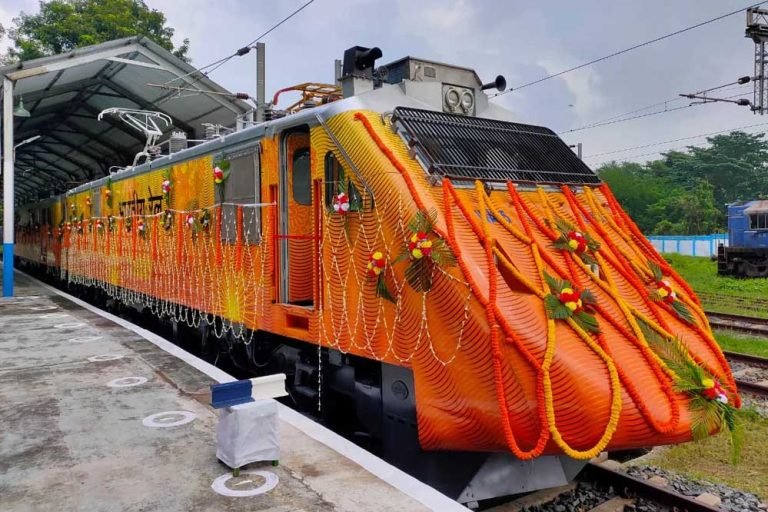 इंदौर से मुंबई के बीच आज से दौड़ेगी सुपरफास्ट तेजस एक्सप्रेस, किराया दुरंतो और अवंतिका से ज्यादा