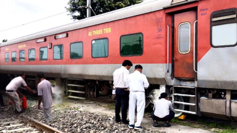 बाल-बाल बची कुशीनगर एक्सप्रेस, चक्कों से धुएं का गुबार देख थमीं कई ट्रेनें