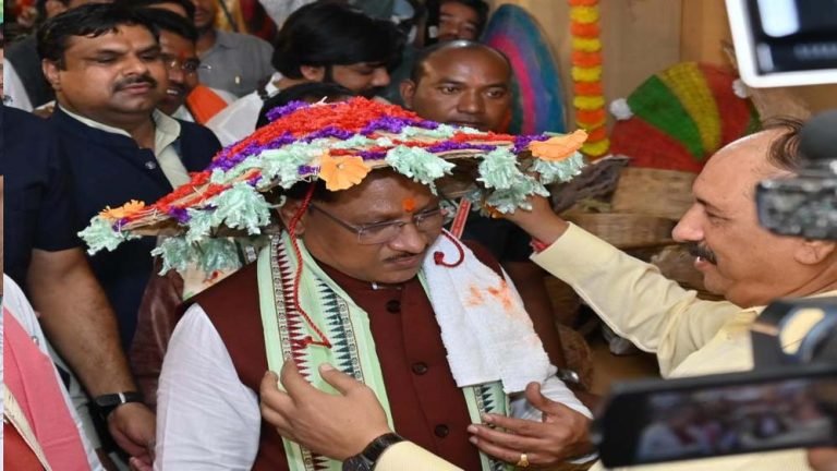 पारंपरिक-आधुनिक कृषि यंत्रों, लोक वेशभूषाओं की आकर्षक प्रदर्शनी