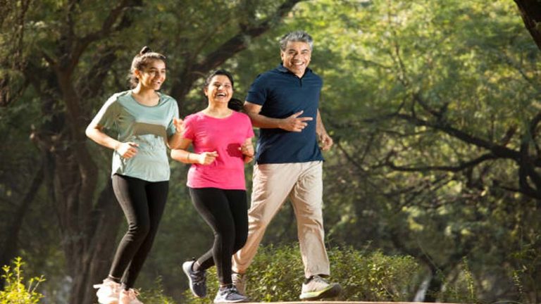 7 हजार कदम रोज चलें, लंबी उम्र और बेहतर मानसिक स्वास्थ्य का आसान तरीका : लैंसेट रिपोर्ट