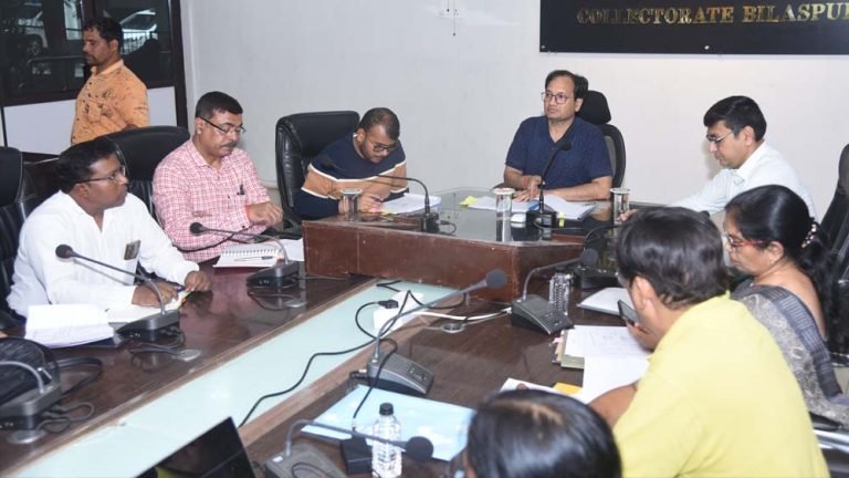 कलेक्टर ने कहा योजनाओं का लाभ दिलाने तेजी से काम करने की जरूरत, मलेरिया से बचाव के लिए मच्छरदानी खरीदने के प्रस्ताव देने निर्देश