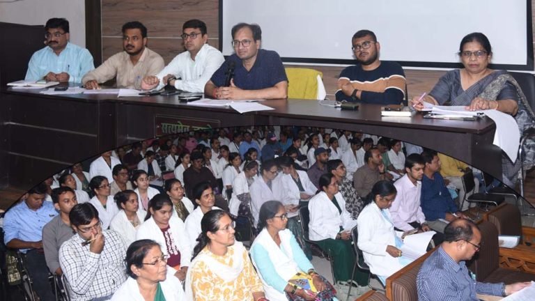 कलेक्टर ने आयुष्मान भारत योजना अंतर्गत बचे हुए हितग्राहियों के आयुष्मान कार्ड जल्द बनाने के निर्देश दिए