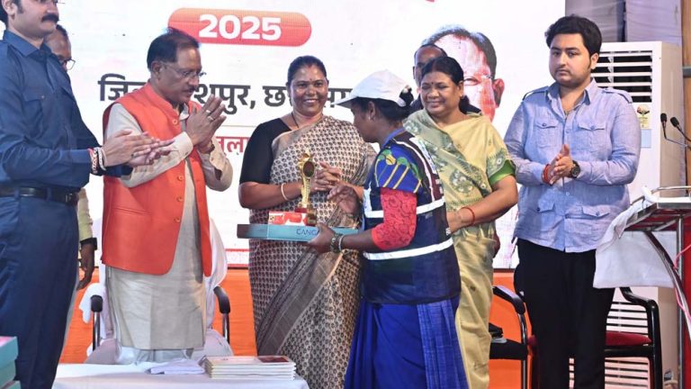मुख्यमंत्री साय ने स्वच्छता दीदियों को किया सम्मानित, कहा – देश को स्वच्छ और स्वस्थ बनाने में निभा रही हैं अहम भूमिका