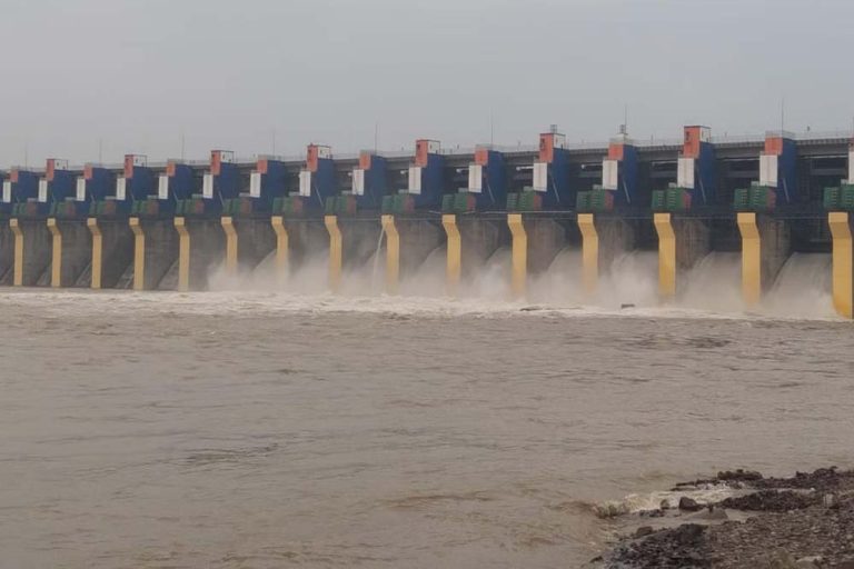 नर्मदा नदी में बढ़ा जलस्तर, इंदिरा सागर के 12 और ओंकारेश्वर के 9 गेट खोले गए