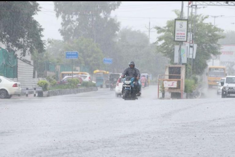 मध्यप्रदेश में मौसम का मिजाज बिगड़ा, भोपाल में बारिश और ग्वालियर में स्कूलों की छुट्टी