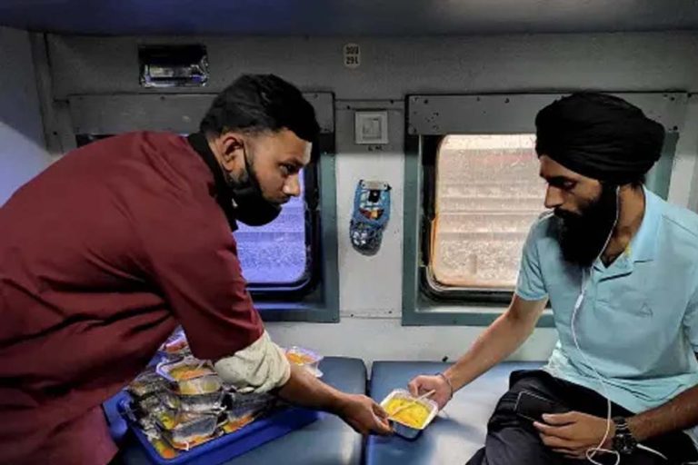 रेल मंत्री ने बताया: खराब भोजन पर कुल 6,645 शिकायतों में से 1,341 पर चालान