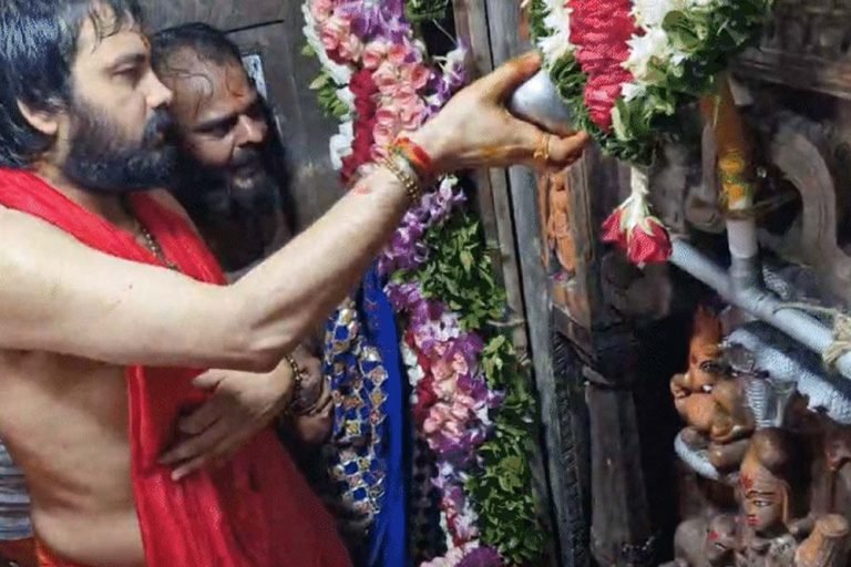 2 किमी लंबी कतार और हजारों की भीड़, उज्जैन व नांगलवाड़ी में भक्ति का अद्भुत नज़ारा