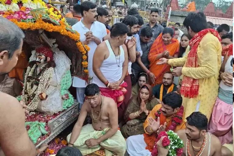 पालकी में भगवान चंद्रमौलेश्वर, हाथी पर मनमहेश और गरुड़ रथ पर शिव तांडव  रूप में विराजित होकर नगर भ्रमण पर निकले