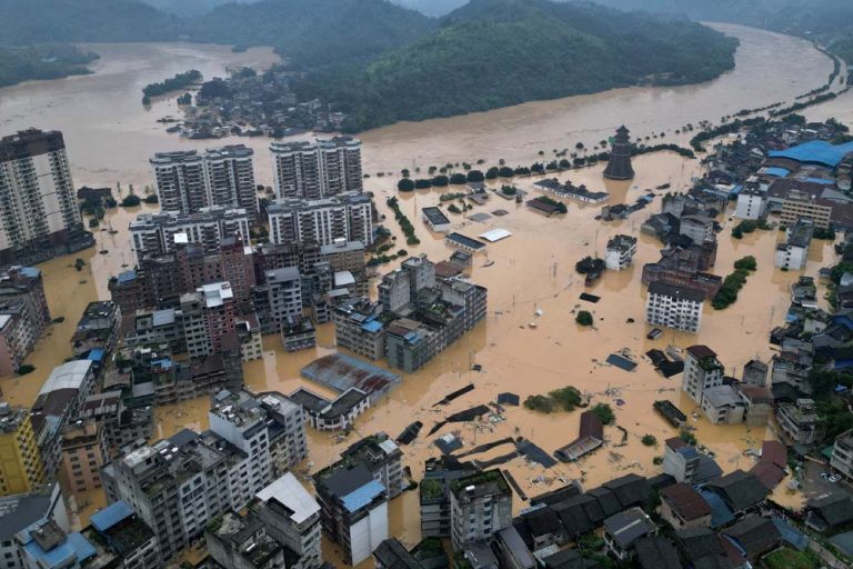 चीन के बीजिंग में मूसलधार बारिश से त्राहि-त्राहि, अब तक 30 लोगों की जान गई