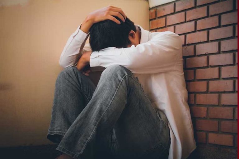 मुंबई प्रतिष्ठित स्कूल की शिक्षक को नाबालिग छात्र से बलात्कार के आरोप में मुंबई पुलिस ने गिरफ्तार किया