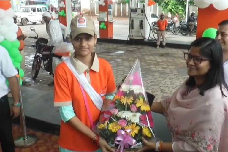ग्वालियर : नवाचार ‘शक्ति दीदी’ से जुडकर जरूरतमंद महिलाएं बखूबी ढंग से पुरुषों की तरह फ्यूल डिलेवरी वर्कर की जिम्मेदारी संभाल रही