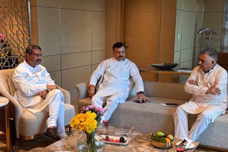 शिक्षा मंत्री परमार ने राष्ट्रीय शिक्षा नीति के परिप्रेक्ष्य में कार्यों, नवाचारों और प्रगति से अवगत कराया