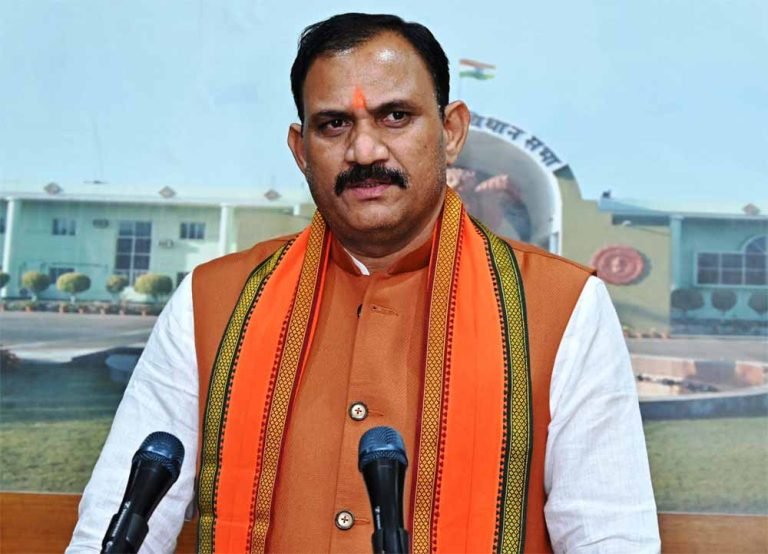 मशीनों की खराबी पर सियासत गर्म: स्वास्थ्य मंत्री ने विपक्ष को घेरा, कहा- पांच साल आपकी भी सरकार थी