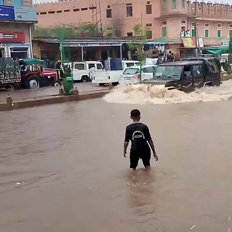 2 घंटे तक मूसलाधार बारिश, जलभराव के कारण जनजीवन अस्त-व्यस्त