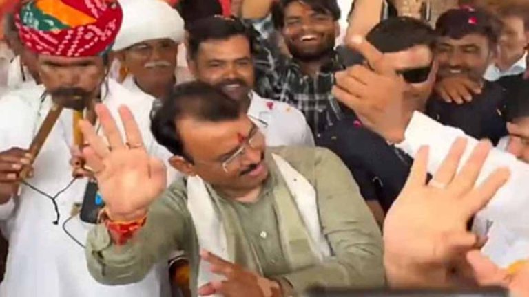 लोकगीतों पर जमकर थिरके डिप्टी सीएम प्रेमचंद बैरवा