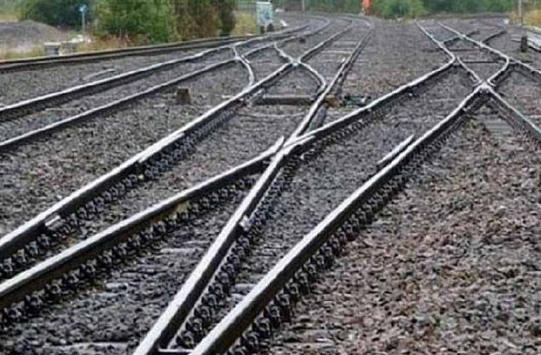 बदलापुर-वांगणी के बीच पटरी में दरार, समय रहते टला बड़ा हादसा, यात्री हुए परेशान