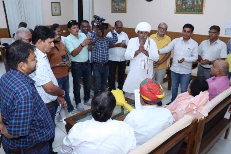 अधिकारी लोक हित में पूरी संवेदनशीलता और अनुशासन के साथ करें काम : पटेल