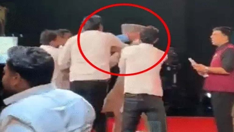 मौलाना रशीदी को डिबेट मंच पर थप्पड़, डिंपल यादव पर टिप्पणी से भड़के सपा कार्यकर्ता, भागकर बचाई जान