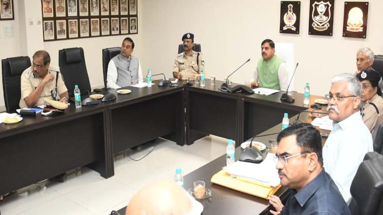 वर्षा से किसी को कठिनाई न हो, सेवाभाव से सबकी सुरक्षा पर दें विशेष ध्यान : मुख्यमंत्री डॉ. यादव