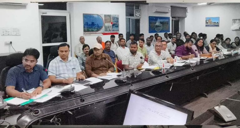 कार्यों में लेट-लतीफी को लेकर कलेक्टर चतुर्वेदी ने ठेकेदारों को ब्लैकलिस्ट करने के निर्देश दिए