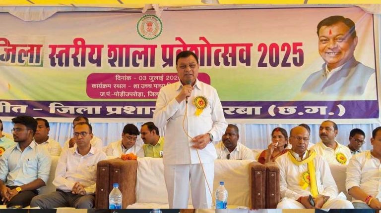 नव प्रवेशी विद्यार्थियों का किया गया अभिनंदन और दी गई पाठ्य सामग्री: मंत्री लखन लाल देवांगन