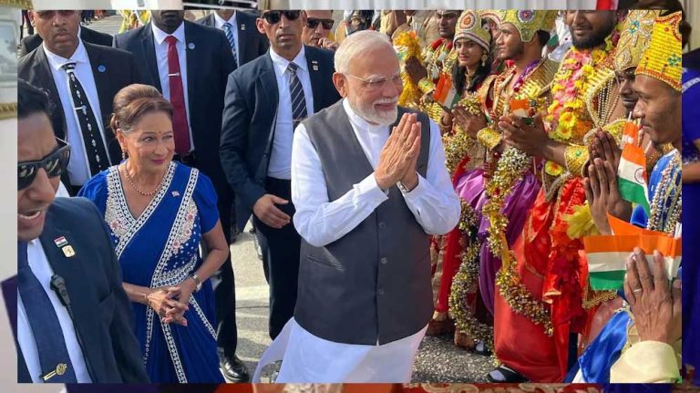 त्रिनिदाद एवं टोबैगो की प्रधानमंत्री कमला प्रसाद बिसेसर ने अपनी पूरी कैबिनेट के साथ एयरपोर्ट पर पीएम मोदी का स्वागत किया