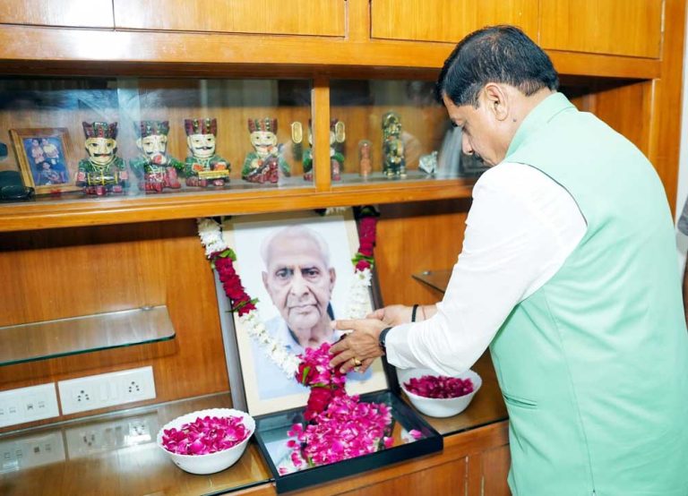 मुख्यमंत्री डॉ. यादव ने जोधपुर में रेल मंत्री वैष्णव के पिता को श्रद्धांजलि अर्पित की