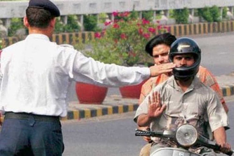 जिला प्रशासन का सख्त निर्देश सभी अधिकारी-कर्मचारी पहनें हेलमेट वरना होगी कार्रवाई