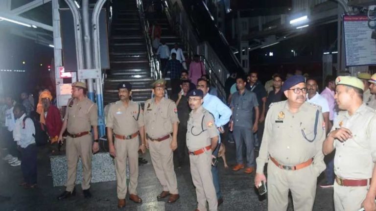 छत्तीसगढ़ सम्पर्क क्रांति गाडी में बम की सूचना से हड़कंप, झांसी स्टेशन पर खाली कराई