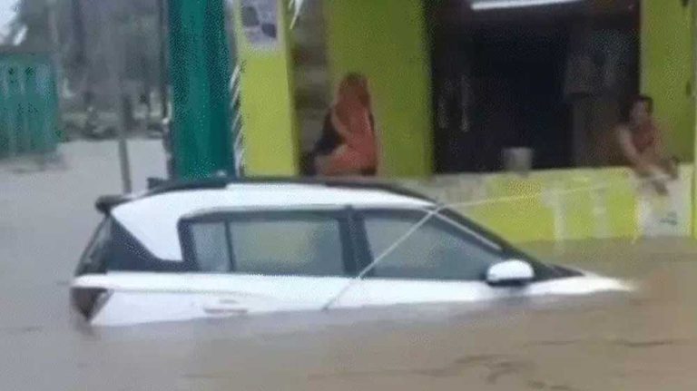 शिवपुरी में बाढ़, सड़क पर कारें डूबीं, कई कॉलोनियां पानी में डूबी, जल भराव से बाढ़ जैसे हालात,नदी नाले उफान पर