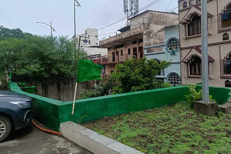 हमीदिया अस्पताल की बाउंड्री को हरे रंग से पोत धार्मिक झंडा लगाया, मामला मुख्यमंत्री तक पहुंचा