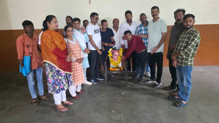 डॉ. श्यामा प्रसाद मुखर्जी जी की जयंती पर वार्ड 47, 42 और 43 के बूथ पर श्रद्धांजलि अर्पित की गई, दिए गए बलिदान को याद किया गया