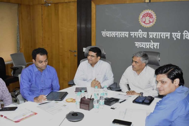 अपर मुख्य सचिव दुबे ने निर्देश दिए कि नगरीय विकास एवं आवास विभाग से संबंधित कार्यों की नियमित समीक्षा की जाएगी